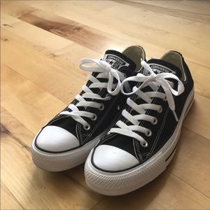 Women’s size 8 men’s 6 black Converse never worn